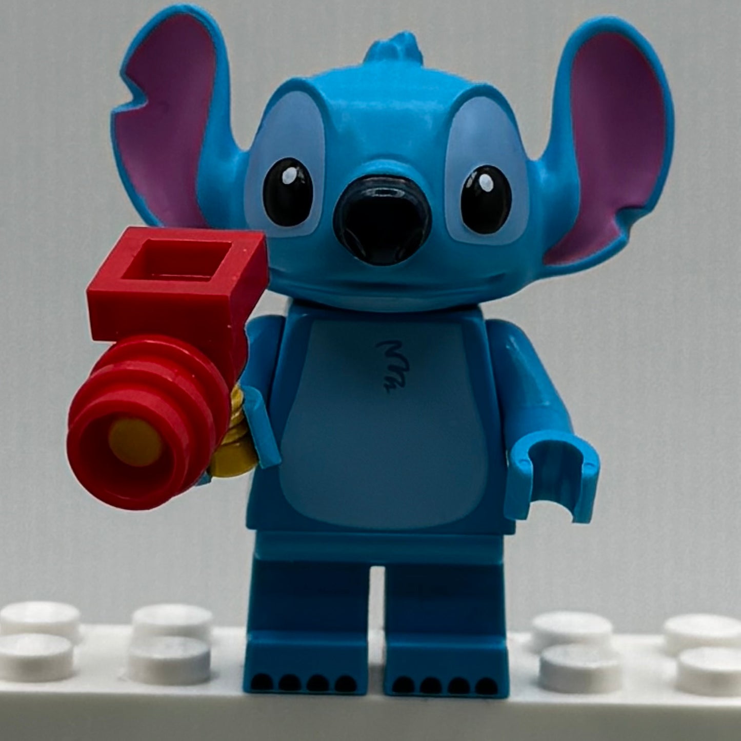 Stitch Minifigure with 4 Accessories From Lego 43268 Disney’s Lilo & Stitch Beach House