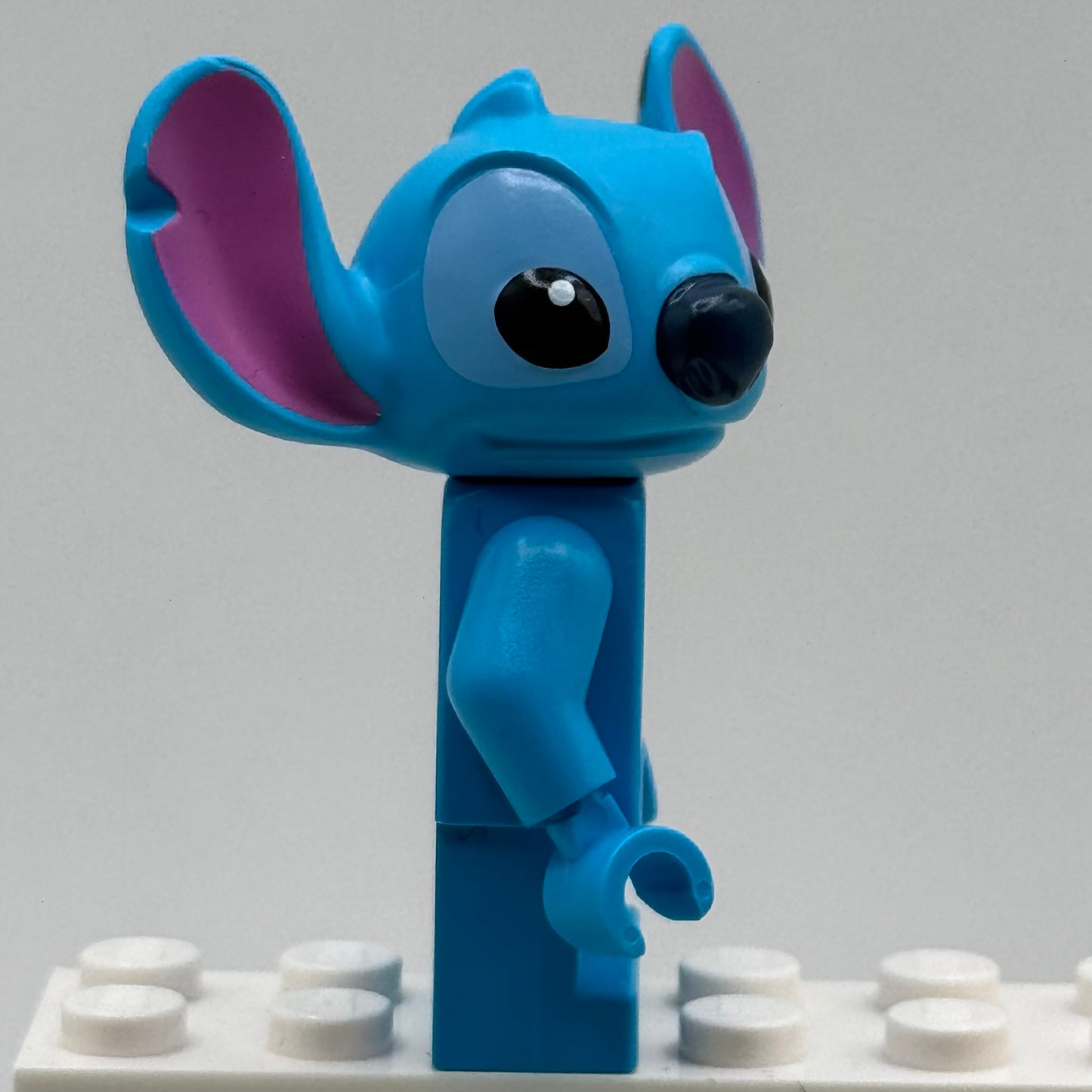 Stitch Minifigure with 4 Accessories From Lego 43268 Disney’s Lilo & Stitch Beach House