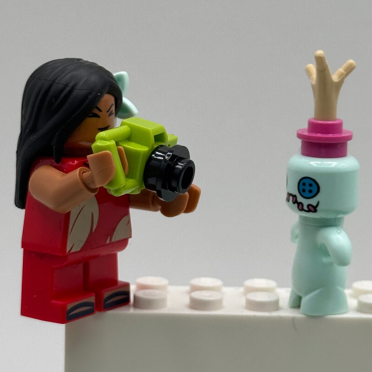 Lilo Minifigure with Camera & Doll Scrump From Lego 43268 Disney’s Lilo & Stitch Beach House
