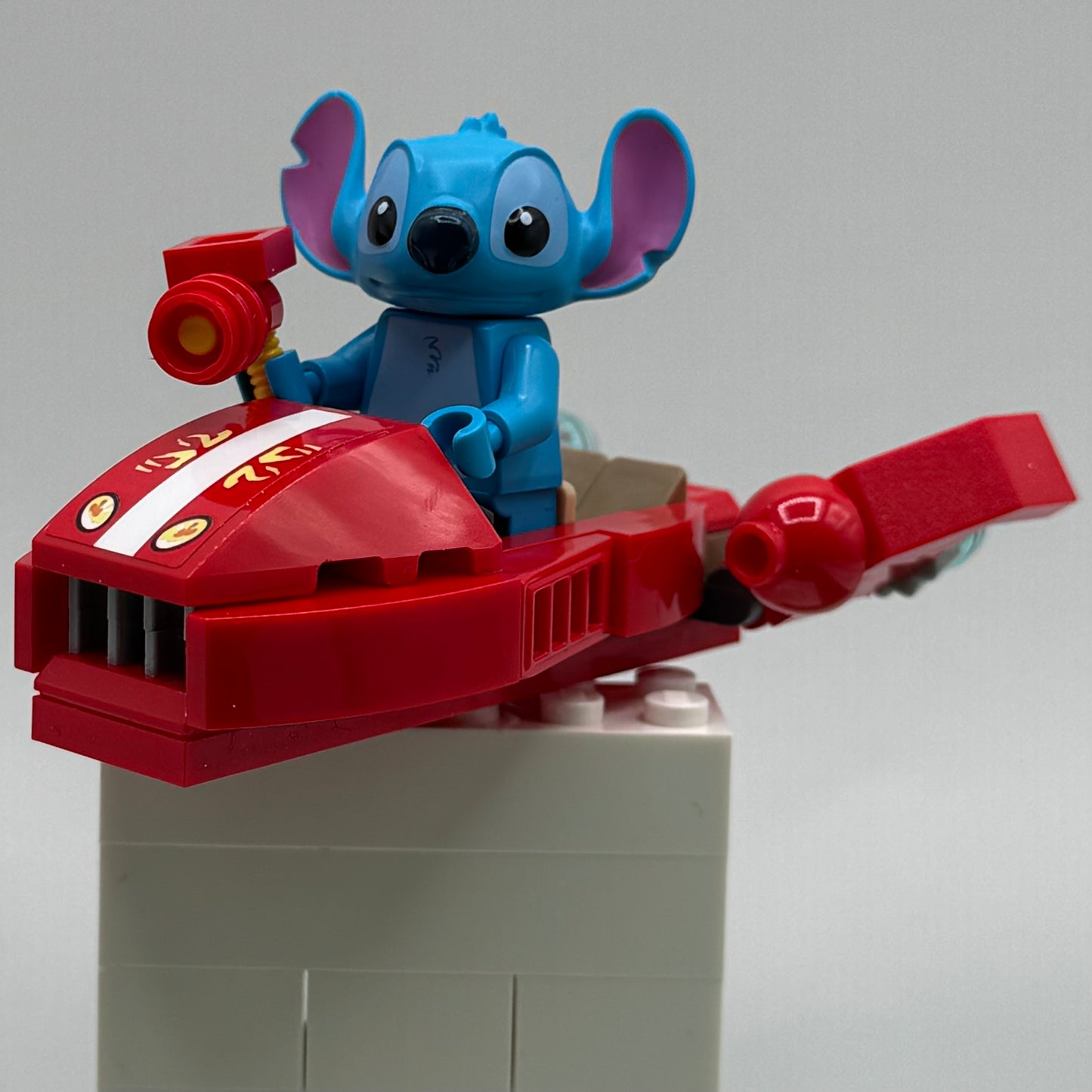 Stitch Minifigure with 4 Accessories From Lego 43268 Disney’s Lilo & Stitch Beach House
