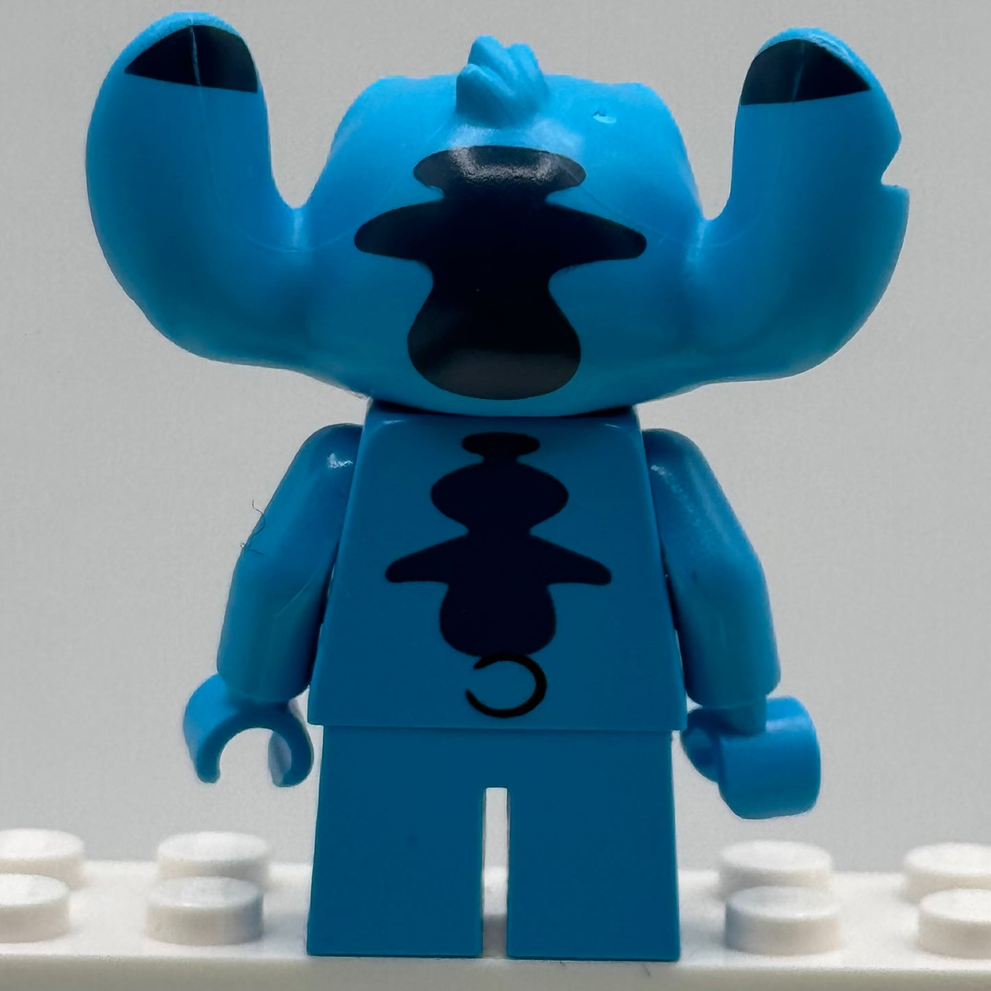 Stitch Minifigure with 4 Accessories From Lego 43268 Disney’s Lilo & Stitch Beach House