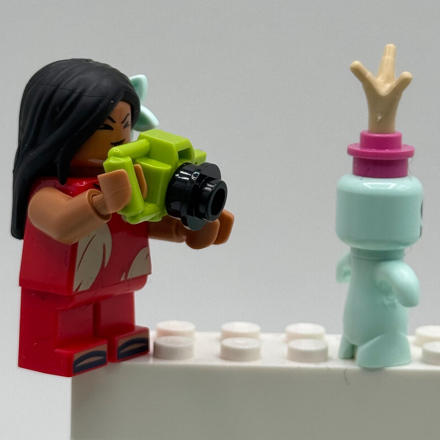 Lilo Minifigure with Camera & Doll Scrump From Lego 43268 Disney’s Lilo & Stitch Beach House