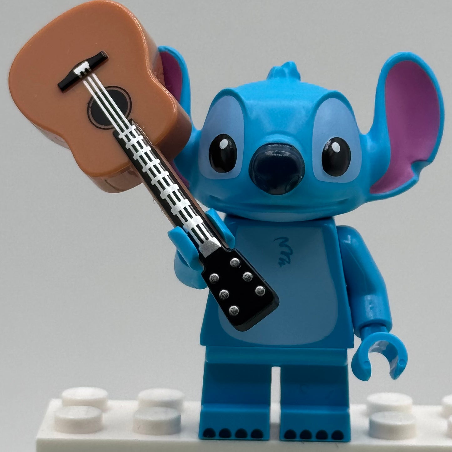 Stitch Minifigure with 4 Accessories From Lego 43268 Disney’s Lilo & Stitch Beach House