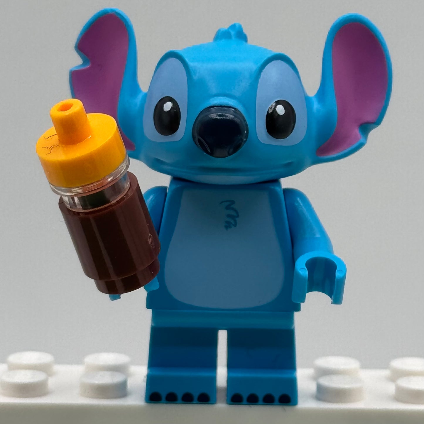 Stitch Minifigure with 4 Accessories From Lego 43268 Disney’s Lilo & Stitch Beach House