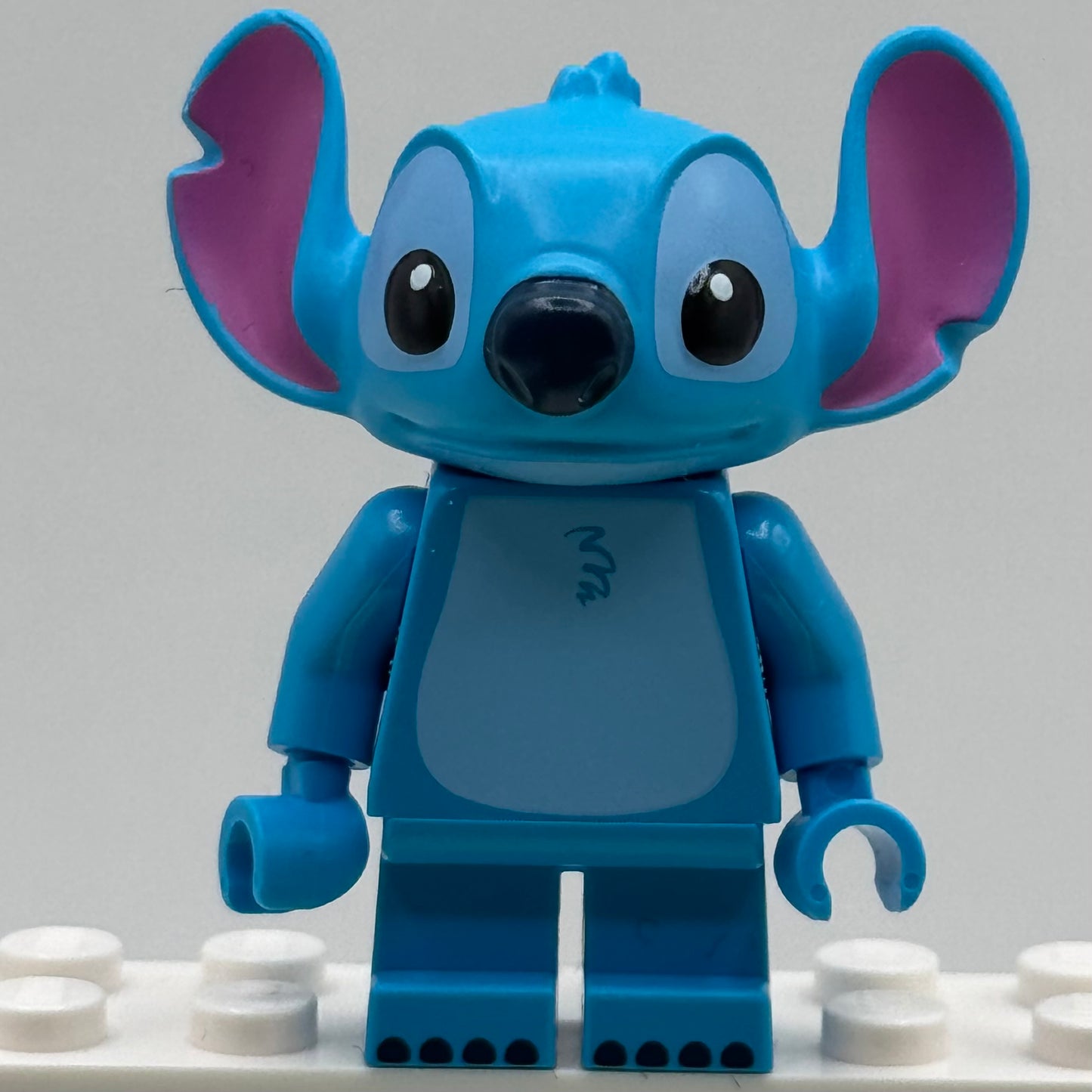 Stitch Minifigure with 4 Accessories From Lego 43268 Disney’s Lilo & Stitch Beach House